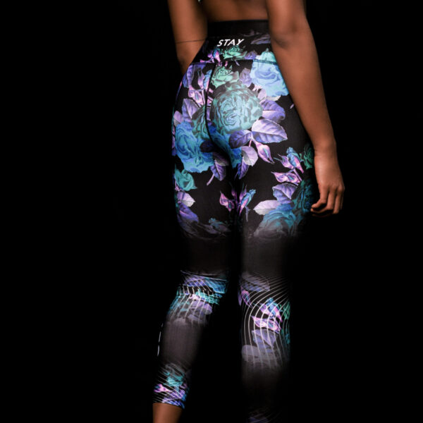 STAY LEGGINS PRETINA ALTA ESTAMPADA / NEGRA FLORES MORADAS TALLA S