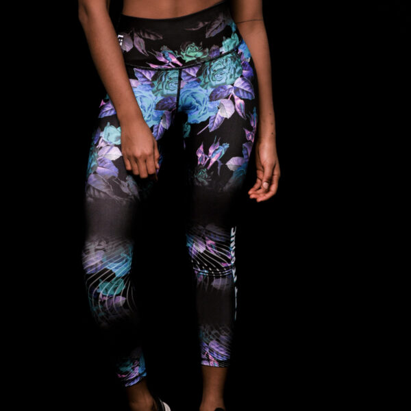 STAY LEGGINS PRETINA ALTA ESTAMPADA / NEGRA FLORES MORADAS TALLA S